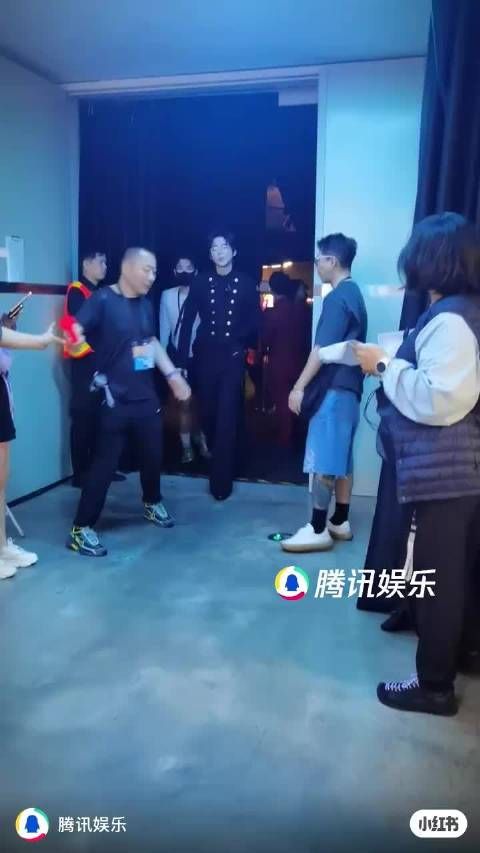 这衣服好长啊 用手抬着好可爱呀 不得不说宁宁腿太长了