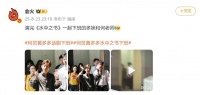 何炅与黄多多一同离开剧场，网友：多多简直和孙莉一模一样