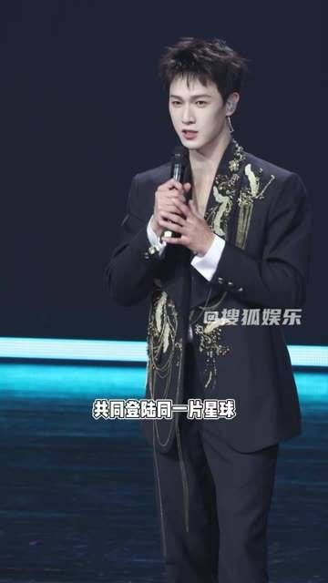 李昀锐与粉丝互动感动落泪