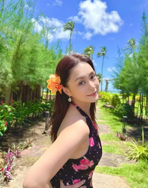 钟欣潼侧身回眸，笑容柔和。