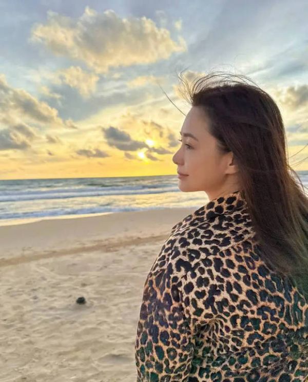 钟欣潼望向大海，静谧又文艺。