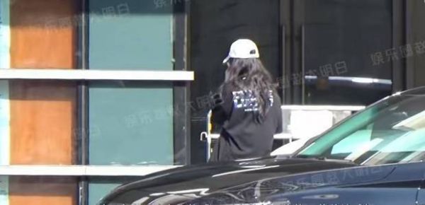 赵昭仪独自打车现身某公寓。
