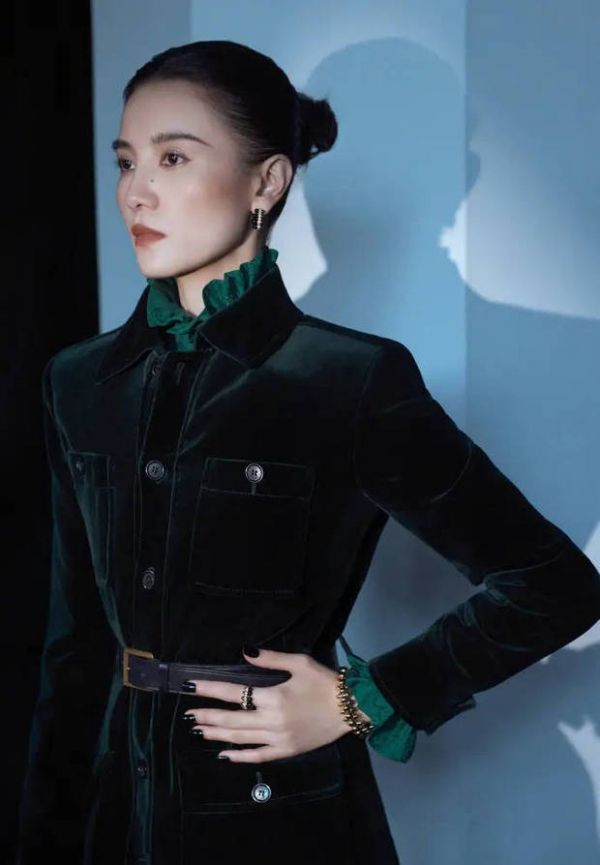 宋佳手搭腰间，妆容干练。