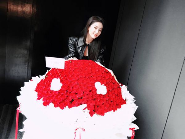 刘亦菲笑容甜美。