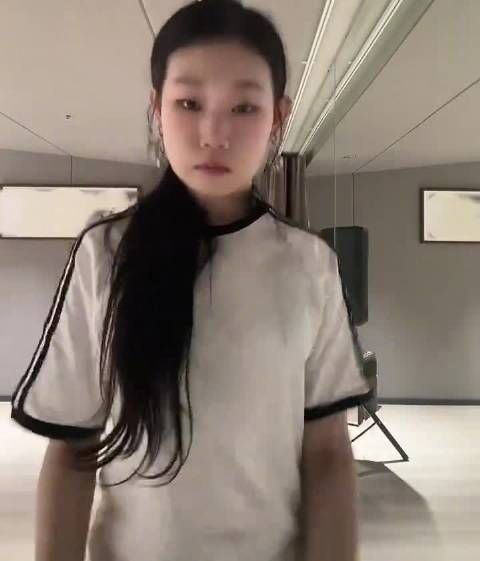 沈佳润的中文词真的写的很好诶，感觉她的歌有一股经济上行的朝气