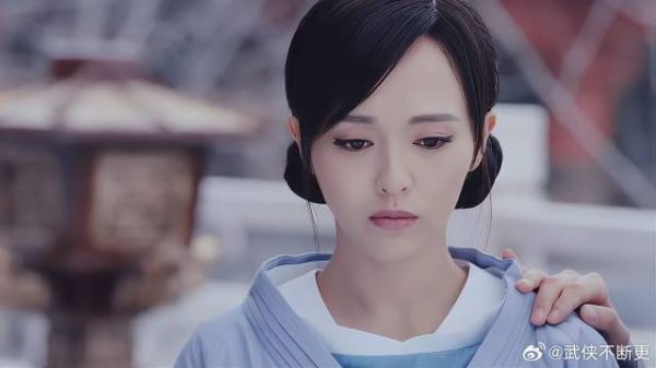 拓跋浚看着未央宠溺笑 被未央发现后，秒变高冷脸