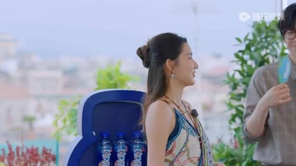 陈赫对着王玉雯扭屁股，简直笑哭了，那么宽的屁股把镜头都挡完了