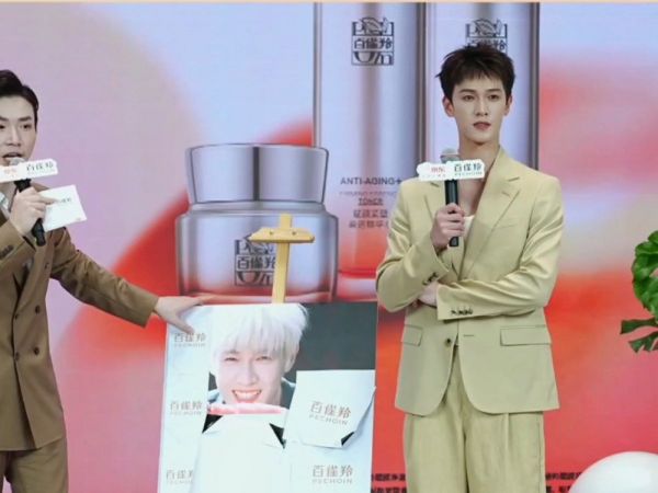 李昀锐穿绿色西装直播被夸帅，害羞回应