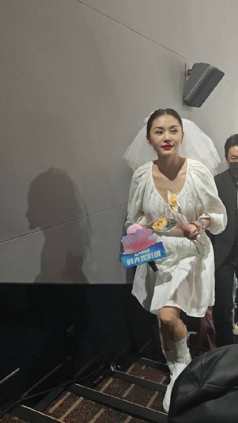 王子文穿婚纱与粉丝互动，新片《有朵云像你》七夕上映