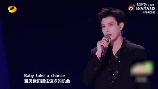 陈飞宇演唱《爱》嗓音温暖深情动人