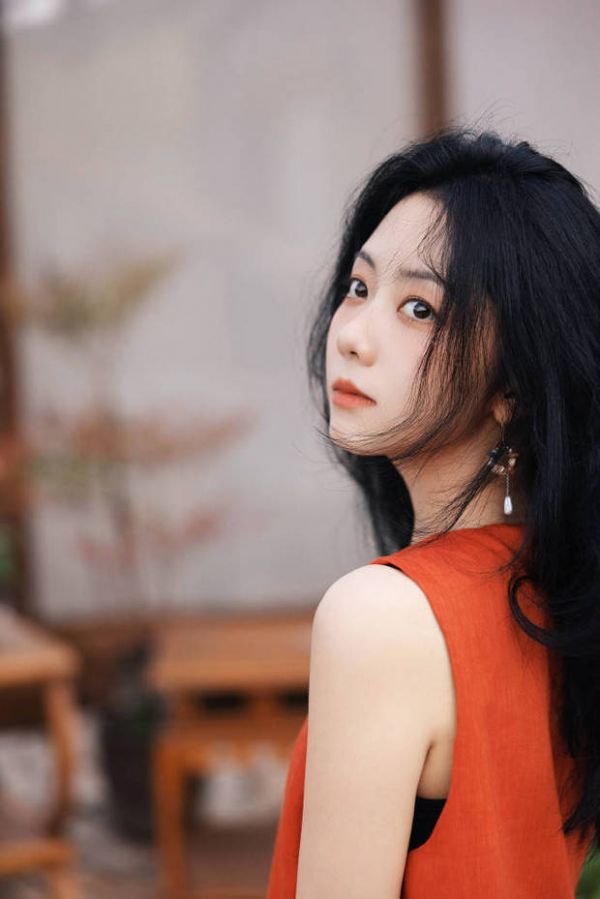 谭松韵长发披肩，温柔静谧。