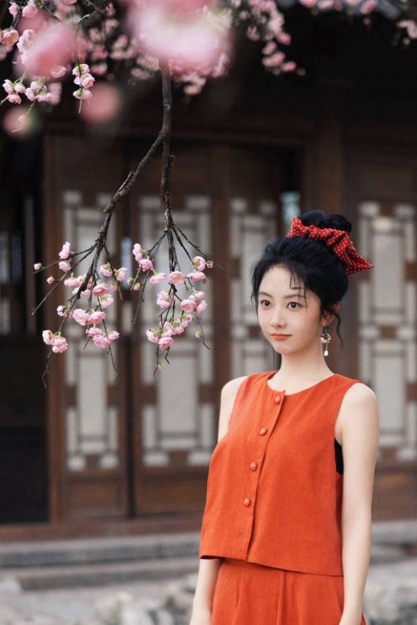 谭松韵望向前方，眼神清澈。