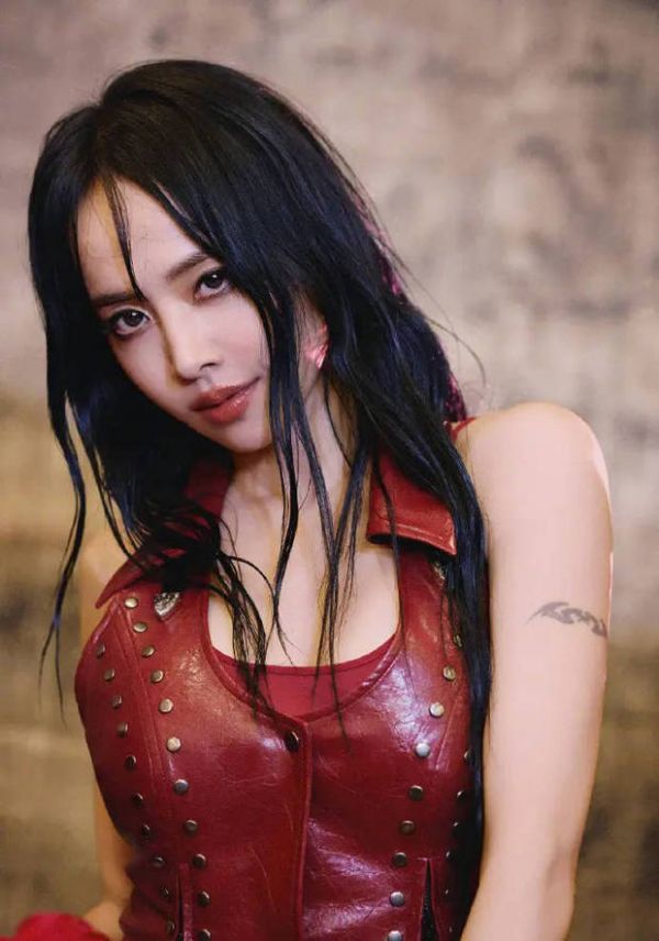 蔡依林直视镜头，表情冷冽。