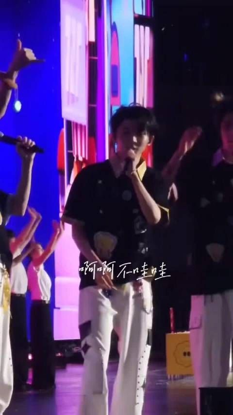 马嘉祺演唱会化身教导主任现场拦截提前离场粉丝