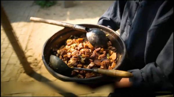 黑心老板为了榨干员工最后一点价值,一大早上就给工人吃红烧肉