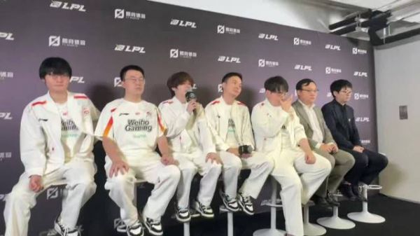Crisp赛前与明凯互动,调侃让Xun少抓下路