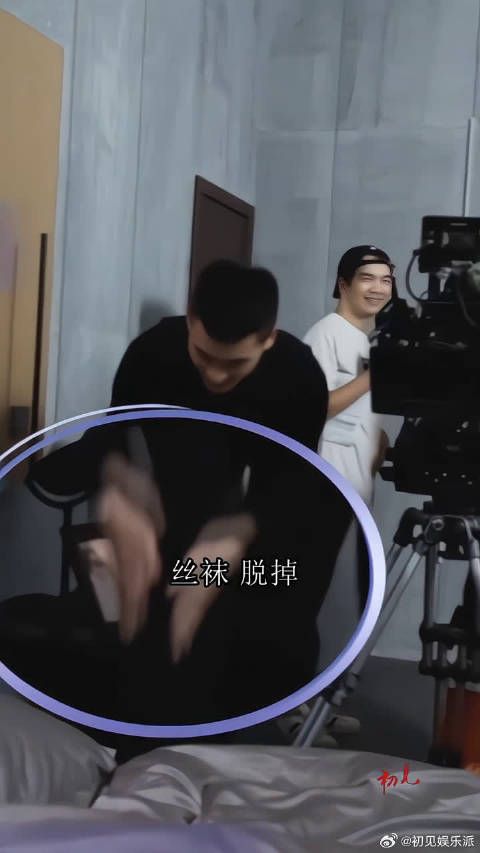 欧豪不好意思一直不上床,工作人员催他,看欧豪怎么回应的啊