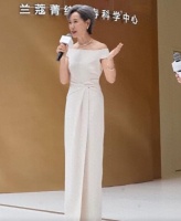 62岁叶童深圳出席活动，一袭白裙惊艳全场，现场饭撒比心引尖叫