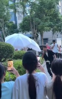 工作人员都笑场了，但是这好像也没遮挡什么，撑了个寂寞