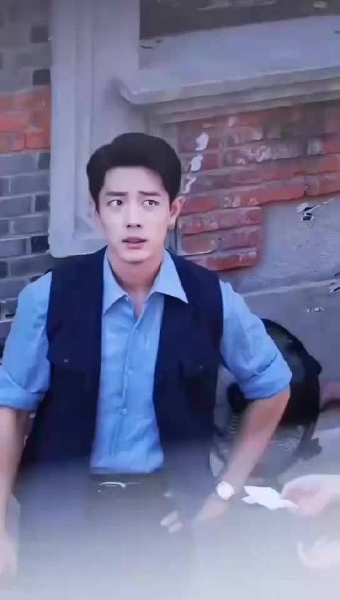 肖战真的好怕热啊哈哈哈工作人员拿一个大风扇,自己拿一个小风扇!