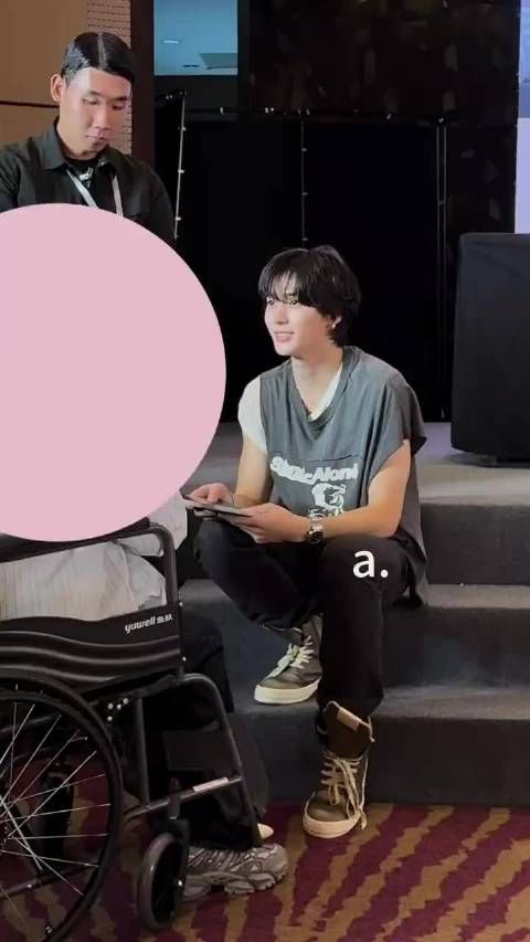 李灿荣北京签售会暖心为轮椅粉丝签名