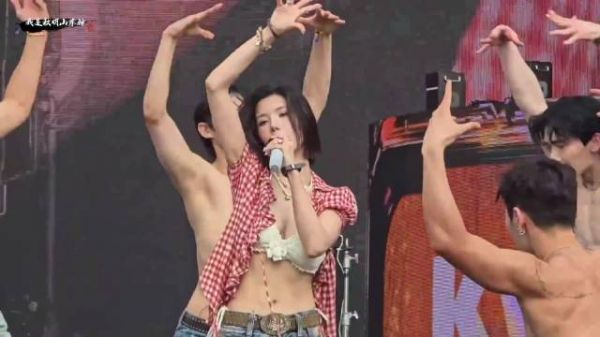 权恩妃- Hello Stranger水弹水上音乐节演出感受下,这身材无敌了