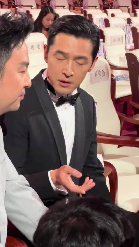 胡歌的侧脸简直也太完美了吧,这谁唱的能不心动呀
