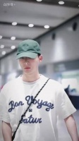 张晚意0827首都机场现身，对粉丝点头微笑