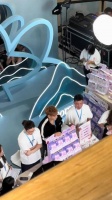 黄子韬街头现身引围观，清爽少年感十足