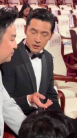 胡歌的侧脸简直也太完美了吧，这谁唱的能不心动呀