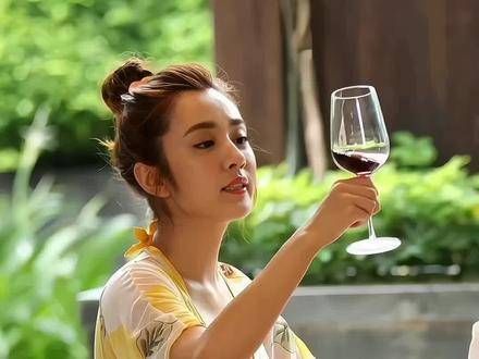王晓晨的迷人风采,尽显清纯之美,令人赞叹
