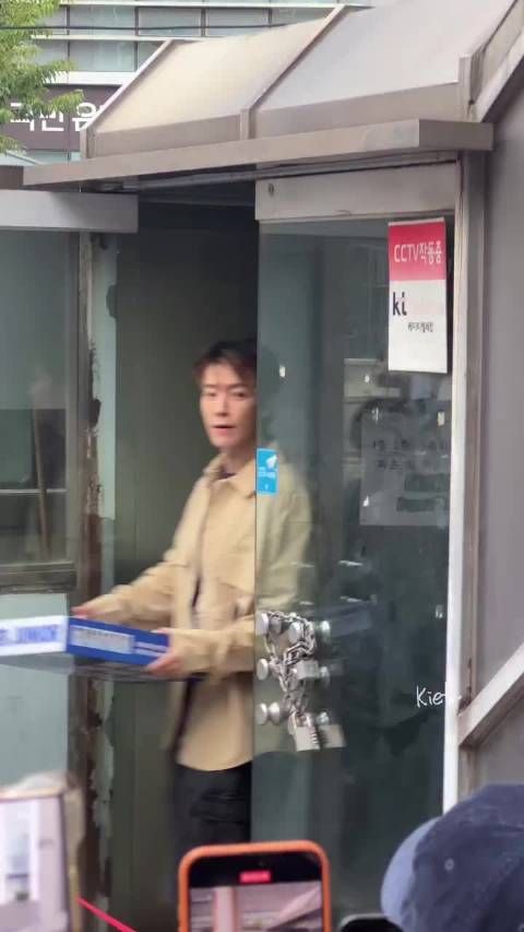 哇好可爱 最后李东海交换了礼物 Cr:moonie.kiet