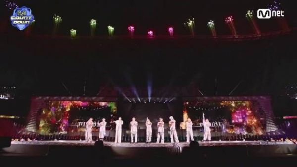 日本男团Snow Man亮相韩国Mcountdown表演《CHARISMAX》