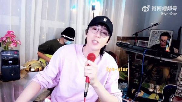 刘宇宁七夕直播调侃分手歌曲引粉丝互动