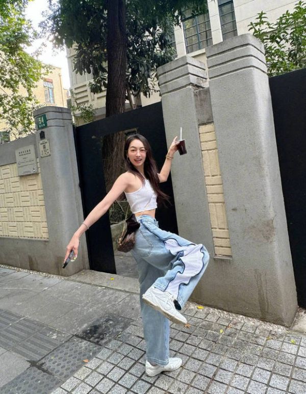 宋茜外出散步心情好。