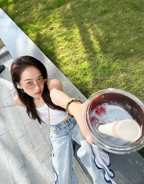 宋茜打扮时髦，靓丽吸睛。