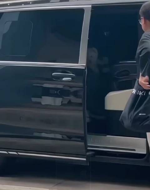 刘学义怀抱西高地犬引热议,颠覆传统宠物印象