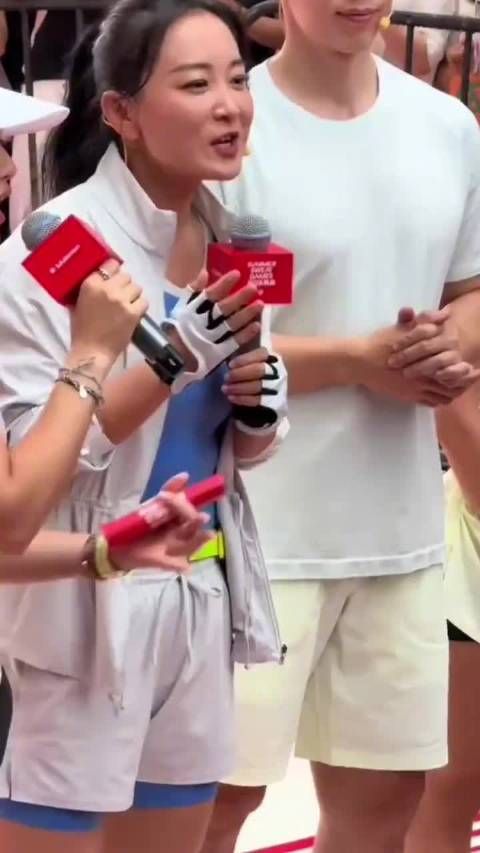 贾玲笑说胖十斤!