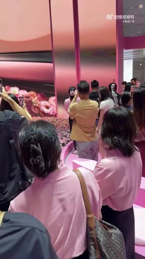 毛晓彤一来,日产展台直接变“七夕展”,车主都了,就差把玫瑰摩卡开回家
