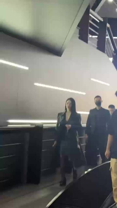 张雨绮全黑造型诠释高级感,黑长直红唇气场全开