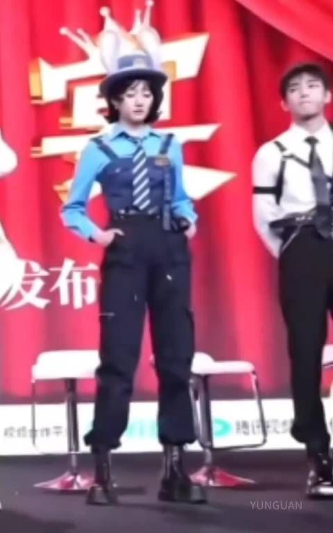 晓彤最适合拍这种的了,因为腿长