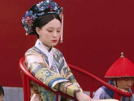 宫中下属秒懂娘娘眼神，甄嬛与华妃的宫斗戏码再度上演