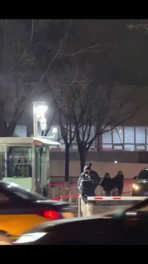 刘宇宁黑西装路透曝光,侧颜造型引热议