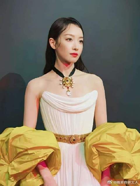 宋茜白色抹胸长裙,黄色泡泡袖披风,明艳大气,美得让人眼前一亮!