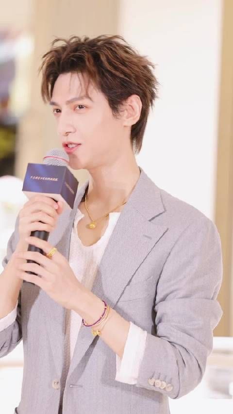 罗云熙以Forevermark代言人身份亮相上海快闪活动