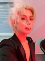 黄明昊七夕变装营业 变装金发深V这都帅成啥样了 七夕节日快乐！