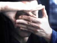 王以纶真奶油白面书生，挺帅气！就是一说话嘴巴有点哭丧着脸