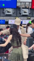 龚俊布拉格机场撒娇切换妹系唤人模式