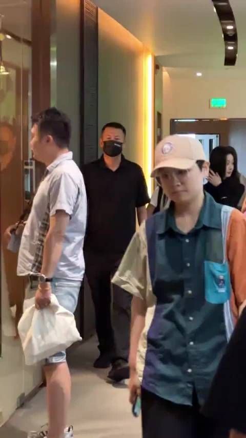 宋轶晋长安扫楼生图曝光,甜笑营业状态满格