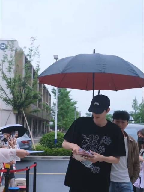 敖瑞鹏粉丝反对其扮丑,赞纯素颜状态最佳